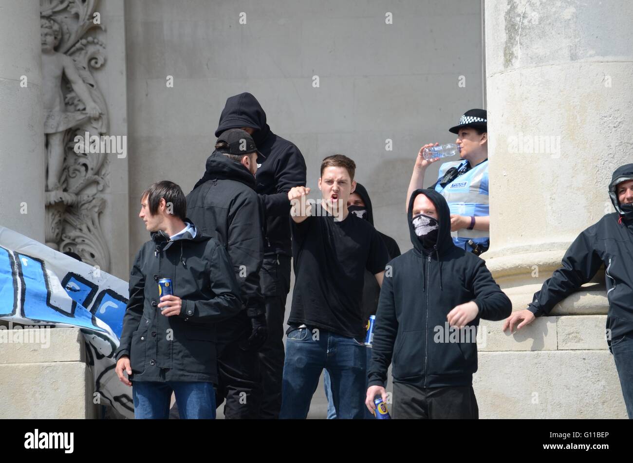 Portsmouth, Regno Unito. Il 7 maggio 2016. Saluto nazista: Protester sembra dare un saluto nazista verso anti-fascisti protester Credito: Marc Ward/Alamy Live News Foto Stock