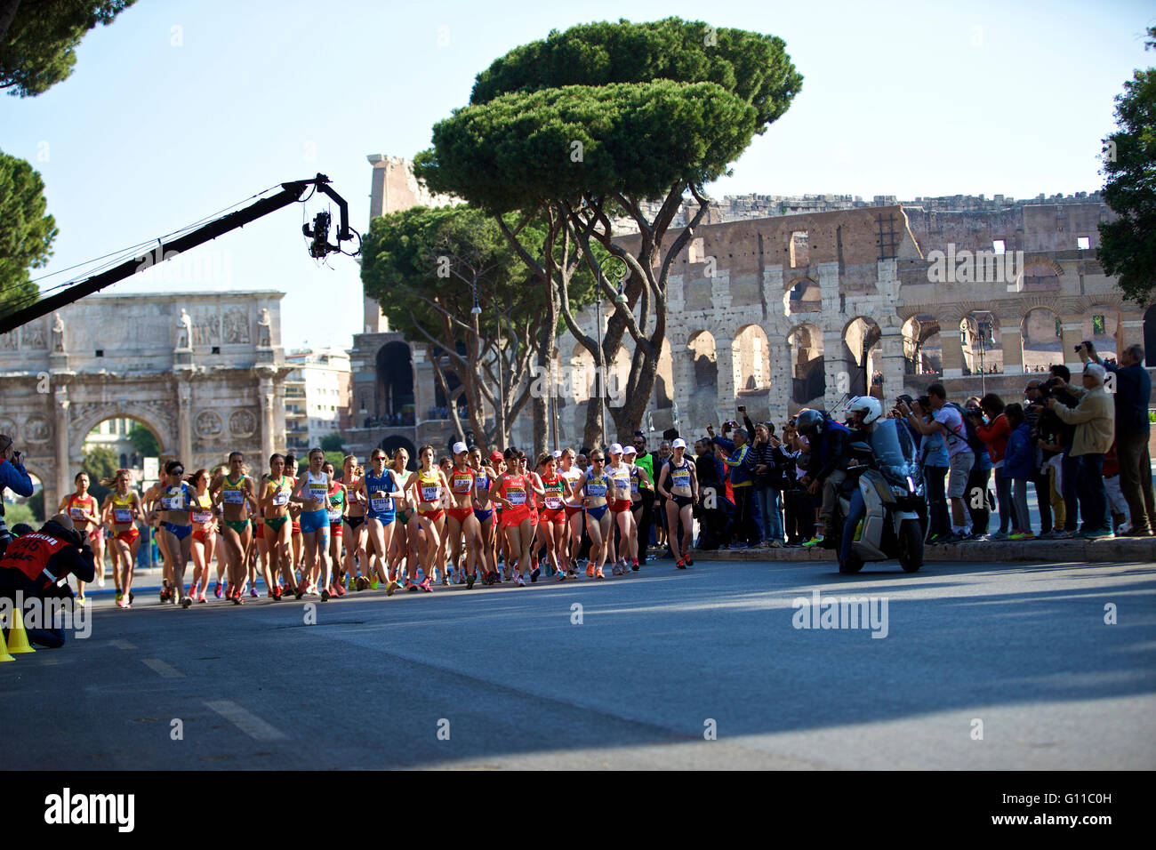 Roma, Italia. Il 7 maggio, 2016. Gli atleti competere durante le donne 10km U20 corsa finale presso la IAAF World Race Team a piedi campionati in Roma, Italia, il 7 maggio 2016. Credito: Jin Yu/Xinhua/Alamy Live News Foto Stock