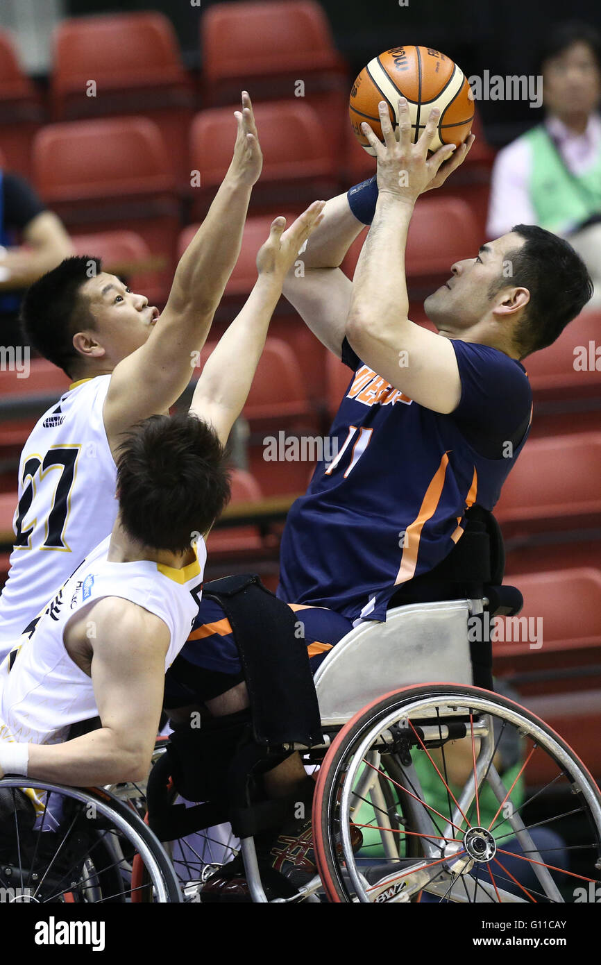 Tokyo, Giappone. Il 4 maggio, 2016. (L-R) Masato Nakazawa (MAX), Daisuke Sato (nessuna scusa) basket in carrozzella : Giappone basket in carrozzella campionato semifinali match tra Miyagi Max - nessuna scusa a Tokyo Metropolitan palestra a Tokyo in Giappone . © Shingo Ito AFLO/sport/Alamy Live News Foto Stock