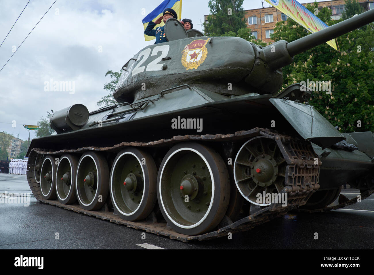 Kryvyi Rih, Ucraina - 7 Maggio 2016: veterano sul serbatoio T-34-85 sulla sfilata durante la manifestazione dedicata alla 71th anniversario della vittoria sulla Germania Nazista durante la Seconda Guerra Mondiale il tempo del ricordo e della riconciliazione (la Giornata della Vittoria) Credito: Dmytro Aliokhin/Alamy Live News Foto Stock