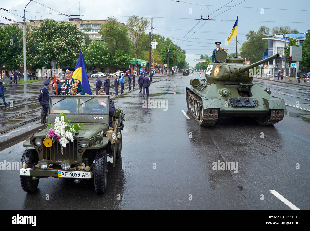 Kryvyi Rih, Ucraina - 7 Maggio 2016: Willys MB e serbatoio T-34-85 prima della sfilata durante la manifestazione dedicata alla 71th anniversario della vittoria sulla Germania Nazista durante la Seconda Guerra Mondiale il tempo del ricordo e della riconciliazione (la Giornata della Vittoria) Credito: Dmytro Aliokhin/Alamy Live News Foto Stock