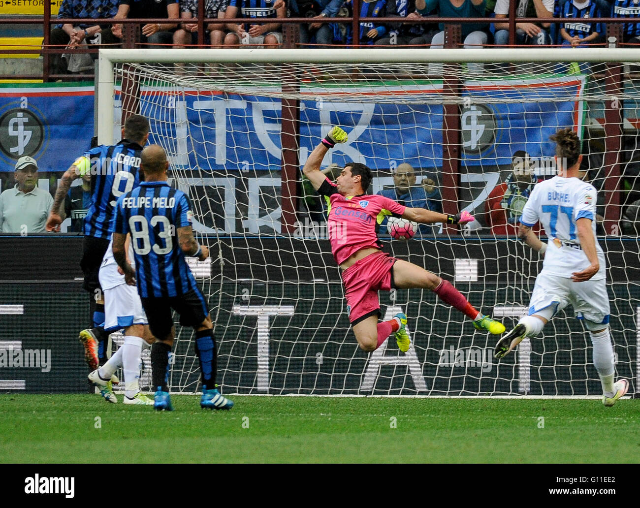 Milano, Italia. 7 maggio 2016: Mauro Icardi punteggi durante la serie di una partita di calcio tra FC Internazionale di Empoli e FC. Credito: Nicolò Campo/Alamy Live News Foto Stock