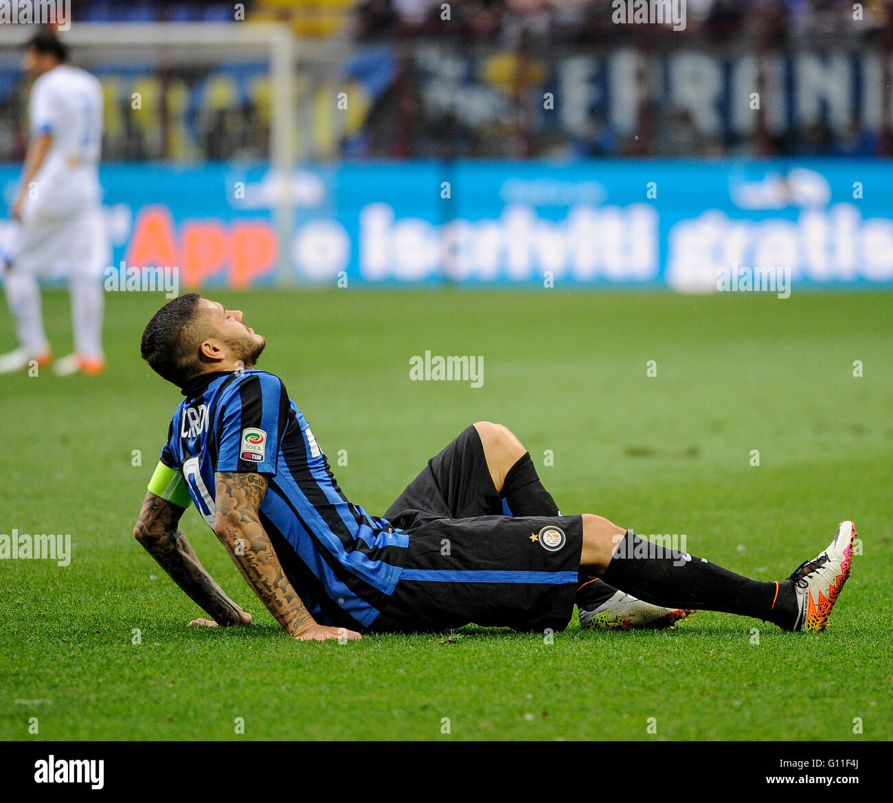 Milano, Italia. 7 maggio 2016: Mauro Icardi subisce un pregiudizio durante la serie di una partita di calcio tra FC Internazionale di Empoli e FC. Credito: Nicolò Campo/Alamy Live News Foto Stock