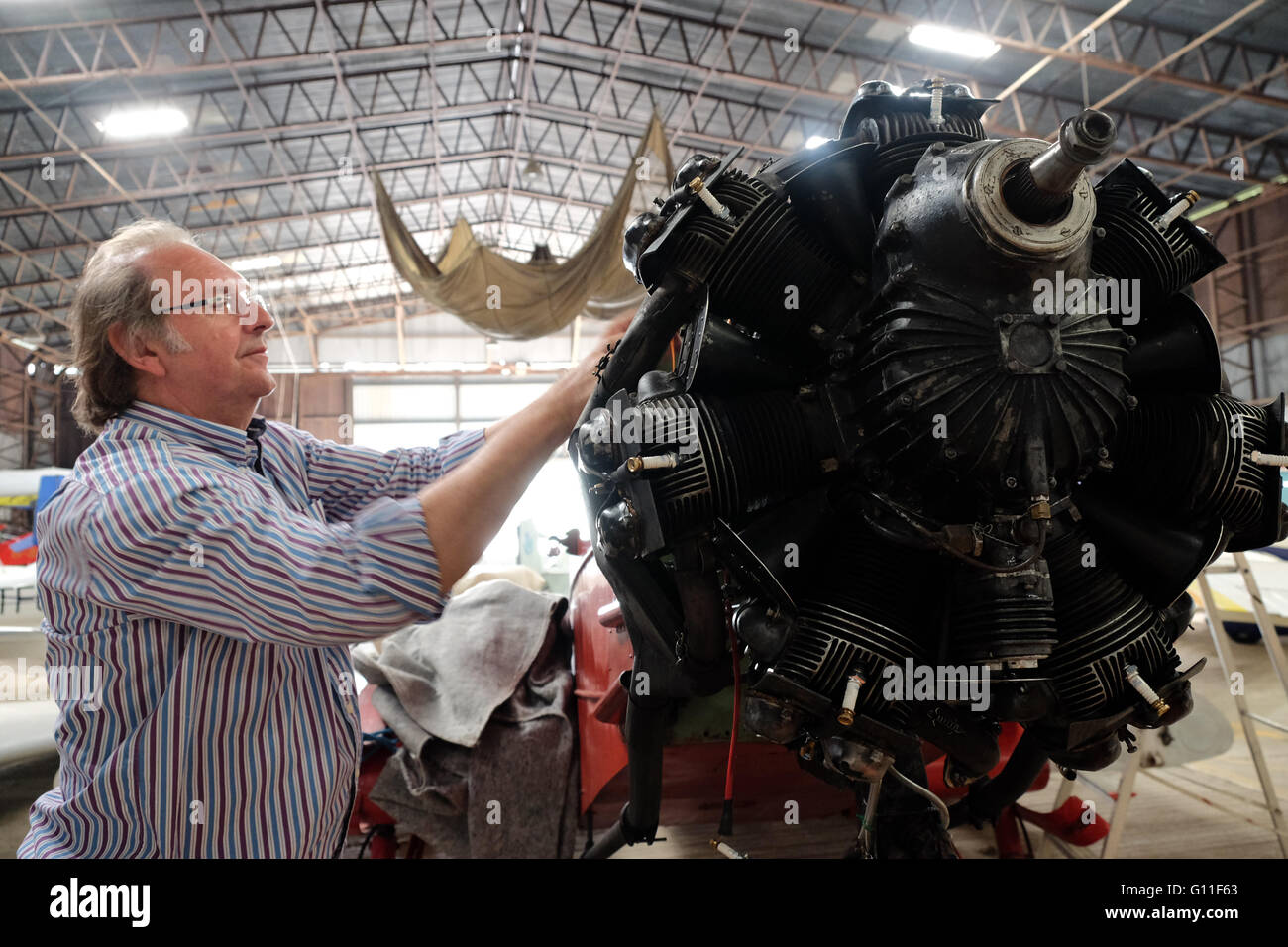 Shobdon airfield, Herefordshire - Sabato 7 Maggio 2016 - Ingegneri dal Shobdon aeroplani storici Club SHAC ( ) lavoro sui sette cilindro Pobjoy Cataract motore radiale del BA Swallow monoplan aviazione registrazione G-AFGD. Questo aeromobile civile è stato costruito nel 1937. Foto Stock