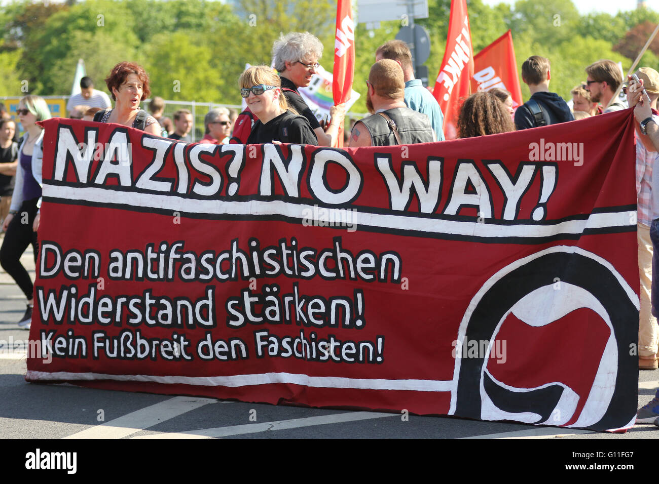 Migliaia di anti-fascista gli attivisti detenuti un contatore protestare contro di destra i gruppi in Berlino. Centinaia di poliziotti rivestite le strade per evitare che i due lati dal contrapporsi. Foto Stock