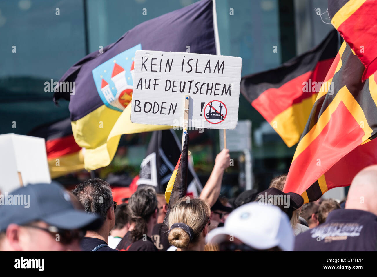 Berlino, Germania. Il 7 maggio 2016. Di estrema destra dimostrano i manifestanti contro l'islam, rifugiati e Angela Merkel nel quartiere Mitte di Berlino. I manifestanti hanno chiesto che il Cancelliere Angela Merkel stand verso il basso a causa della permette ad un gran numero di rifugiati e di migranti per entrare in Germania. Questo segno dice "no islam sul suolo tedesco". Credito: Iain Masterton/Alamy Live News Foto Stock