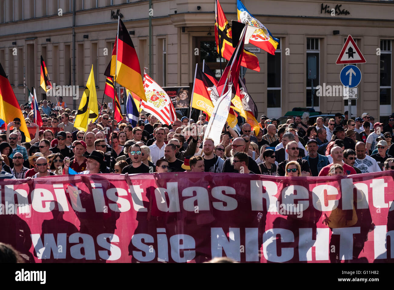 Berlino, Germania. Il 7 maggio 2016. Di estrema destra dimostrano i manifestanti contro l'islam, rifugiati e Angela Merkel nel quartiere Mitte di Berlino. I manifestanti hanno chiesto che il Cancelliere Angela Merkel stand verso il basso a causa della permette ad un gran numero di rifugiati e di migranti per entrare in Germania. Credito: Iain Masterton/Alamy Live News Foto Stock