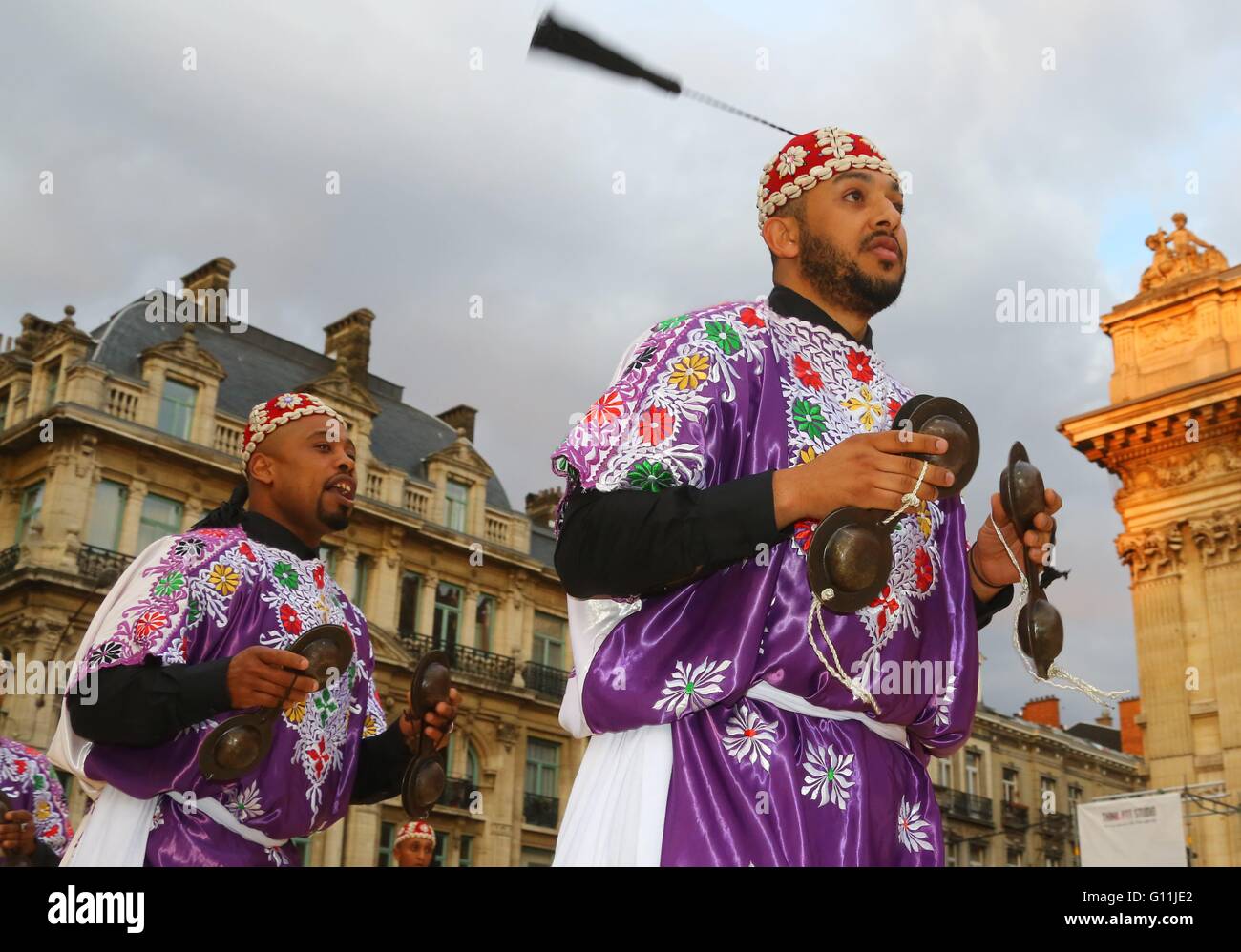 Bruxelles, Belgio. Il 7 maggio, 2016. Le persone a svolgere danza marocchina durante il Festival delle Culture del Mondo a Bruxelles, Belgio, 7 maggio 2016. Artisti provenienti da tutto il mondo ha mostrato le loro culture uniche tenendo mondo kithchen, concerti, spettacoli di danza e di arte mostra durante il festival. © Gong Bing/Xinhua/Alamy Live News Foto Stock