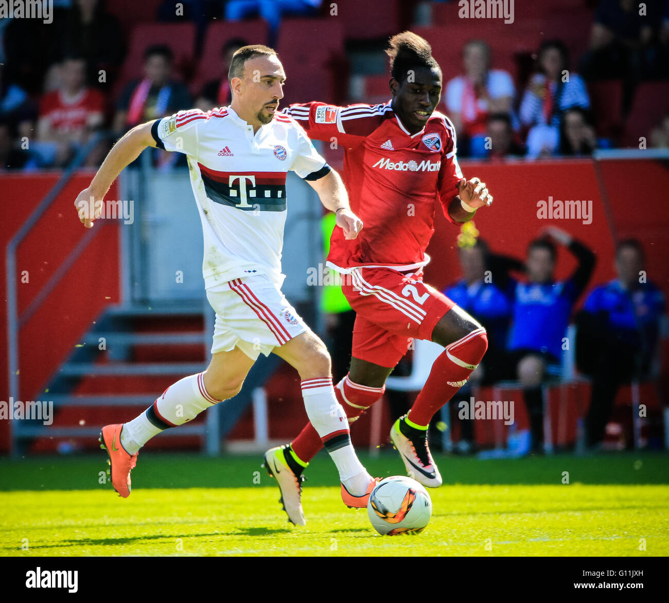 Monaco di Baviera, Germania. Il 7 maggio, 2016. Del Bayern Monaco Frank Ribery (L) compete durante il tedesco della prima divisione della Bundesliga partita di calcio contro Ingolstadt Ingolstadt, Germania, il 7 maggio 2016. Il Bayern Monaco ha vinto 2-1. © Philippe Ruiz/Xinhua/Alamy Live News Foto Stock