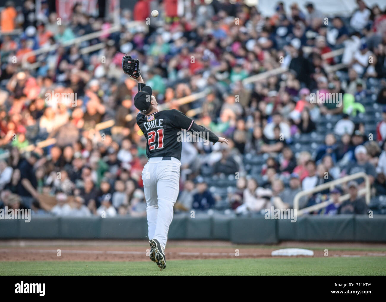 Albuquerque, Nuovo Messico, Stati Uniti d'America. Il 7 maggio, 2016. Journal.isotopi lanciatore Shane Carle(cq) guarda al campo un infield buttafuori al fine di ottenere un runner fuori alla prima base Sabato sera presso il parco degli isotopi vs Tacoma. Albuquerque, New Mexico © Roberto E. Rosales/Albuquerque ufficiale/ZUMA filo/Alamy Live News Foto Stock