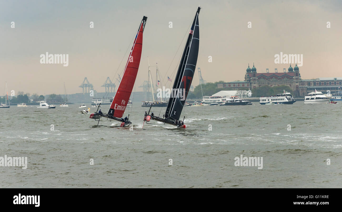 New York, NY, STATI UNITI D'AMERICA. Il 7 maggio 2016. Stati Uniti d'America yacht Oracle & Nuova Zelanda yacht siluro 7 partecipare al primo giorno di America's Cup gara nel porto di New York Credito: lev radin/Alamy Live News Foto Stock