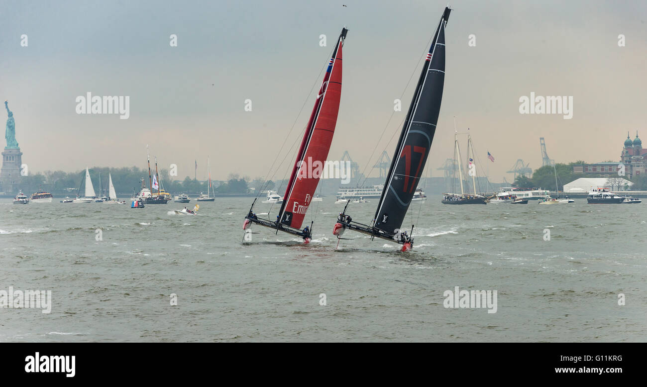 New York, NY, STATI UNITI D'AMERICA. Il 7 maggio 2016. Stati Uniti d'America yacht Oracle & Nuova Zelanda yacht siluro 7 partecipare al primo giorno di America's Cup gara nel porto di New York Credito: lev radin/Alamy Live News Foto Stock