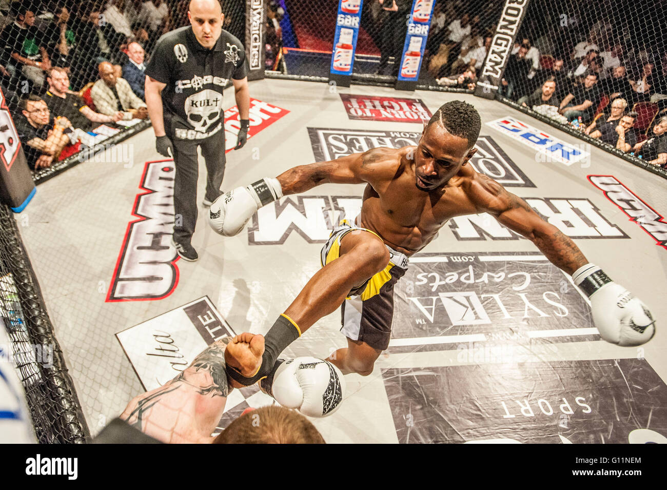 Londra, Regno Unito. 8 maggio 2016. UCMMA mixed martial arts gabbia lotta ai concorrenti di competere al Troxy. Kris re vs Anthony Kannike in giallo shorts vincitore Credito: roger parkes/Alamy Live News Foto Stock