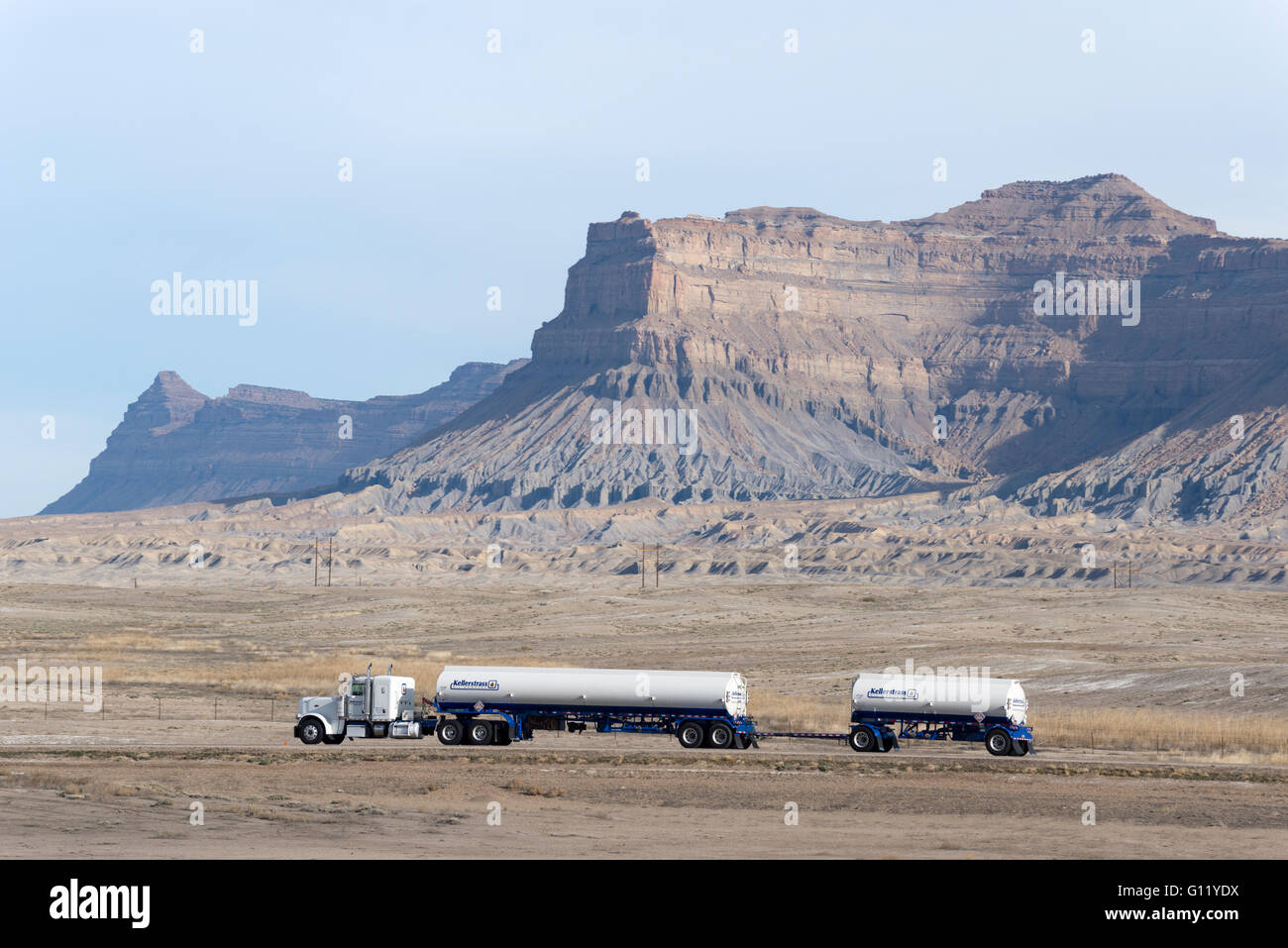 Carrello su autostrada sotto il libro scogliere nel sud dello Utah. Foto Stock