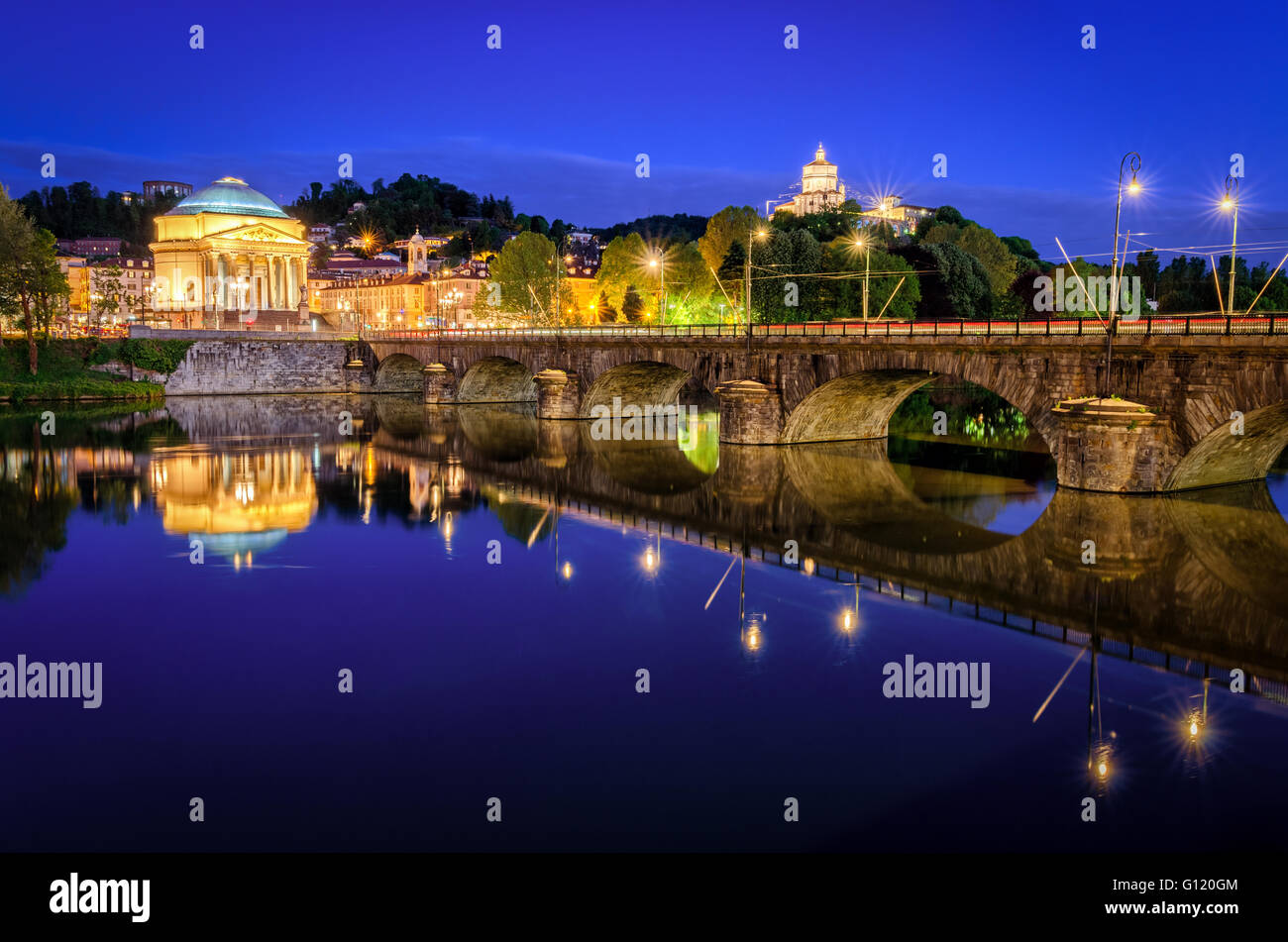 Torino fiume Po Gran Madre e al Monte dei Cappuccini a blue ora Foto Stock