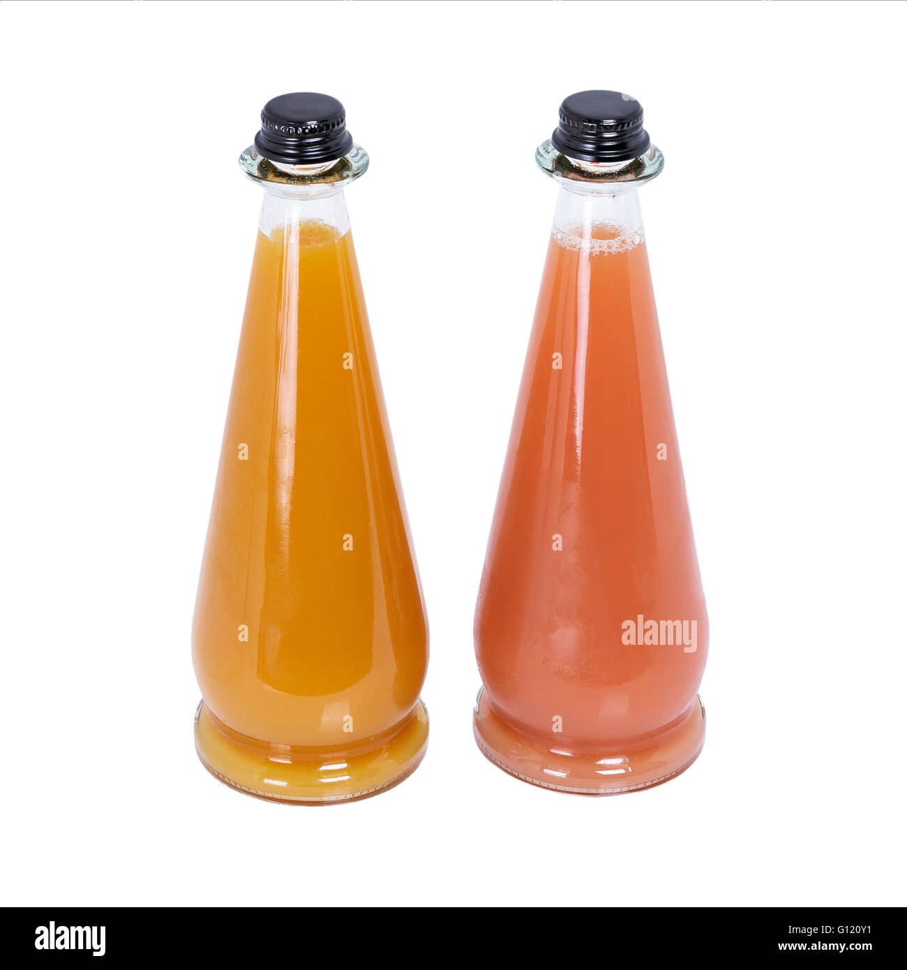 Due bottiglie di vetro di succo su sfondo bianco Foto Stock