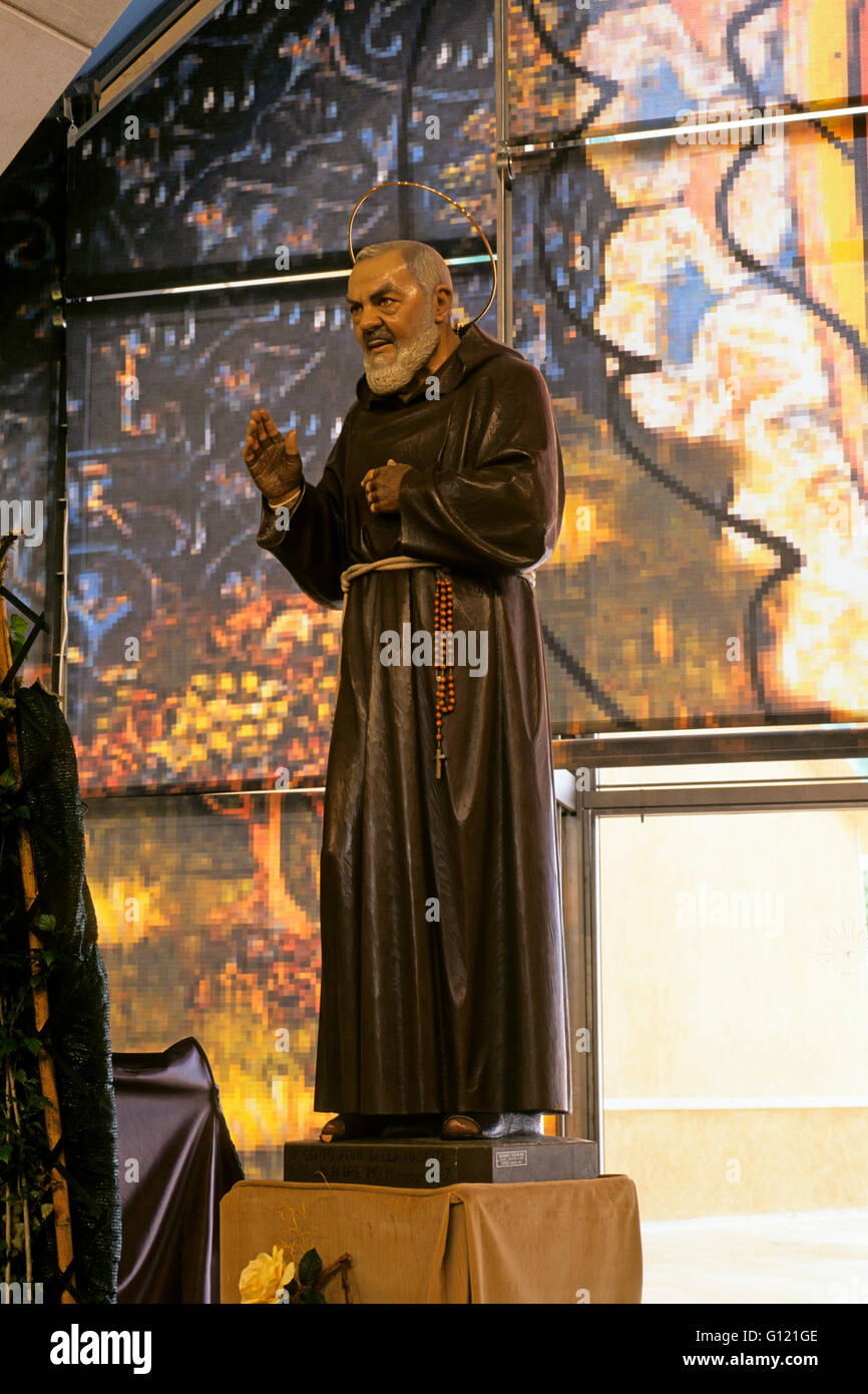 La statua di Padre Pio nel Santuario di Padre Pio (progettata da Renzo  Piano), San Giovanni Rotondo, Puglia, Italia Foto stock - Alamy
