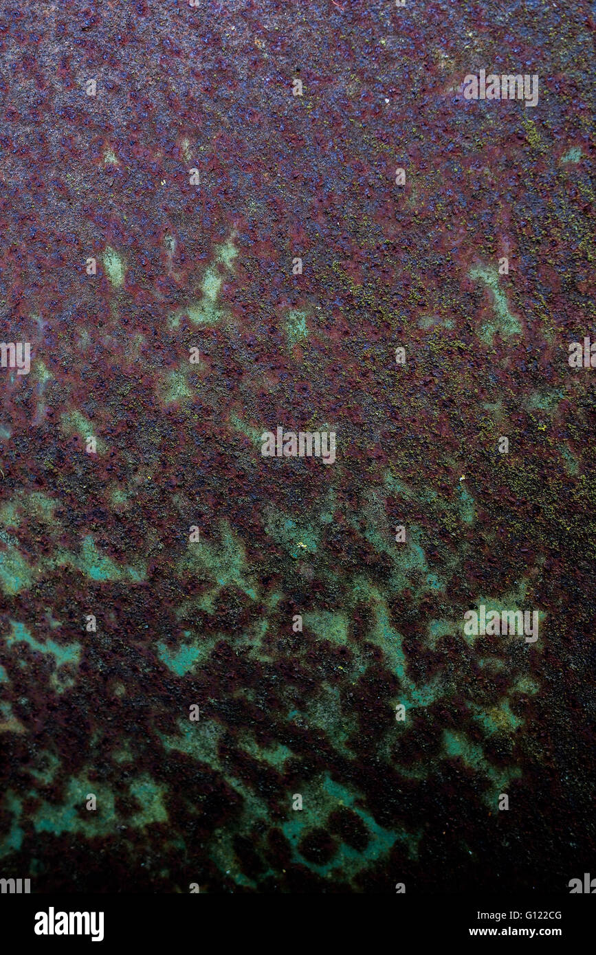 La corrosione di colore verde sul metallo arrugginito piastra. Clearwell Caves, Monmouthsire. Foto Stock