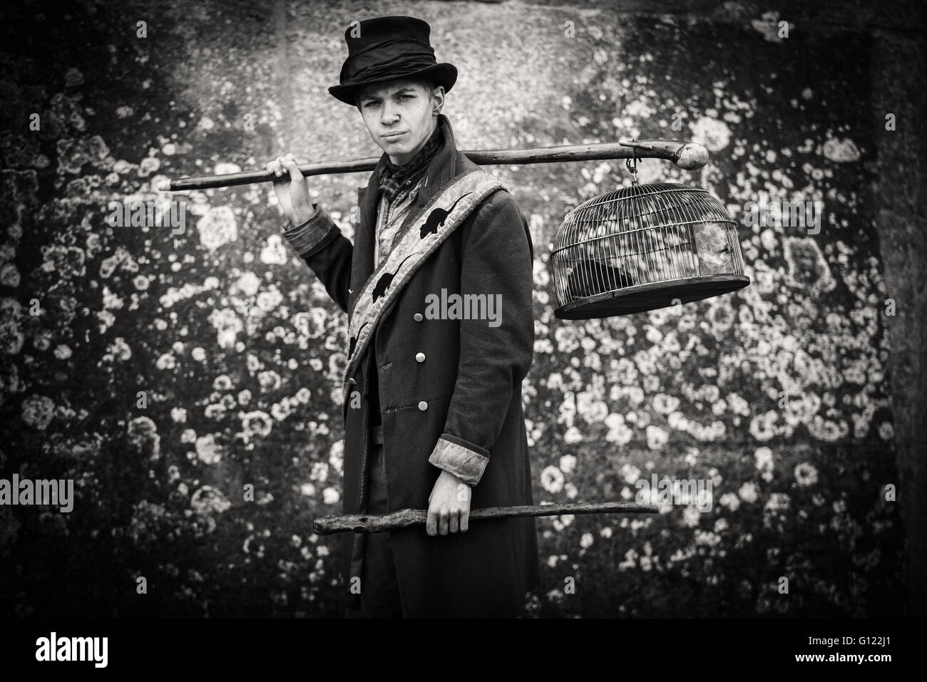 Ragged Victorian rat catcher in Caldecot castello. Fortezza del Galles multi-periodo rievocazione evento. Foto Stock