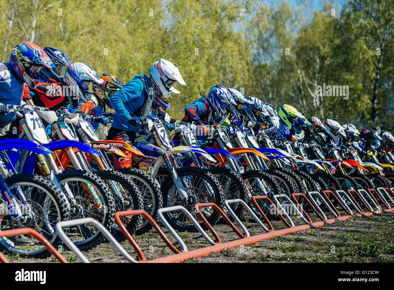 Gruppo di piloti su motocicli sulla linea di partenza pronti per iniziare durante la tazza di motocross Urali Foto Stock