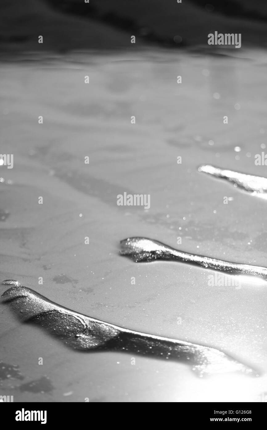 Bella, astratto, in bianco e nero la luce del sole sulla spiaggia Foto Stock