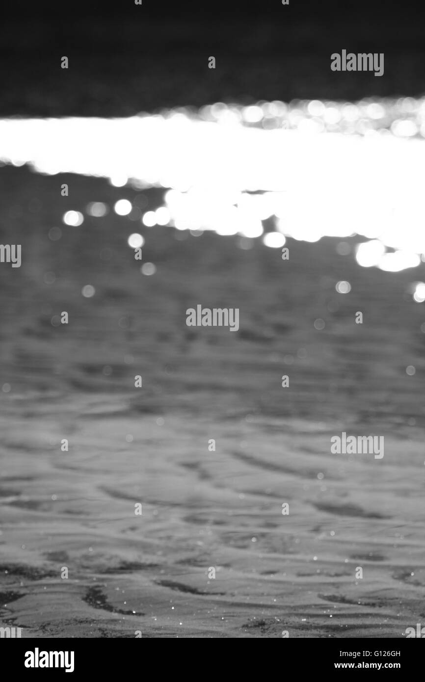 Bella, astratto, in bianco e nero la luce del sole sulla spiaggia Foto Stock