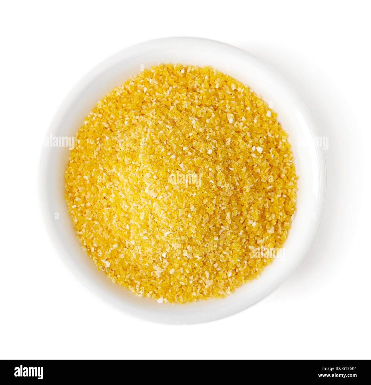 Ciotola di mais giallo grits isolati su sfondo bianco, vista dall'alto Foto Stock
