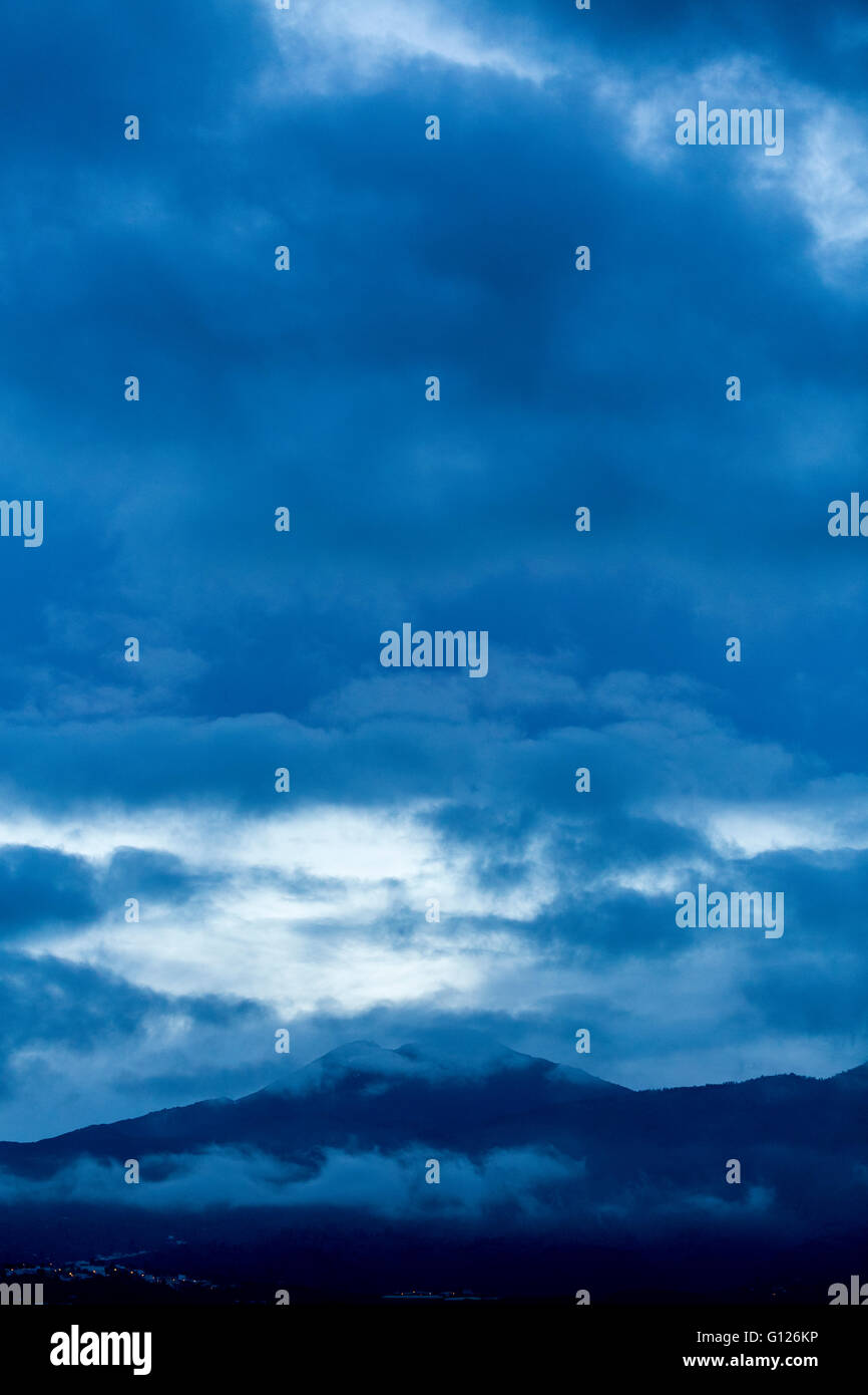 Blue nuvoloso alba sul monte Teide Tenerife, Isole Canarie, Spagna. Foto Stock