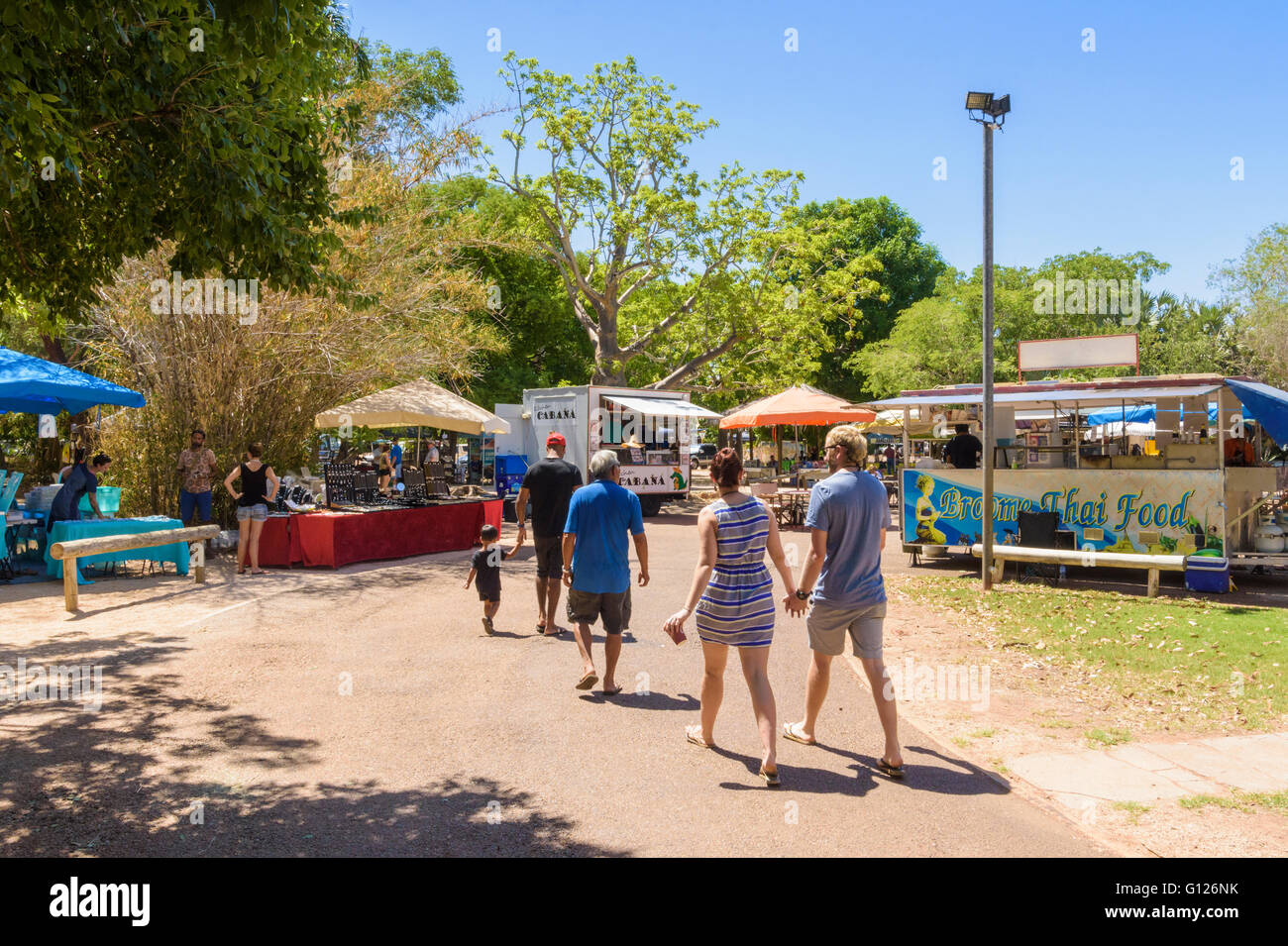 Persone a Broome Courthouse Mercati nel vecchio Broome, Kimberley, Australia occidentale Foto Stock