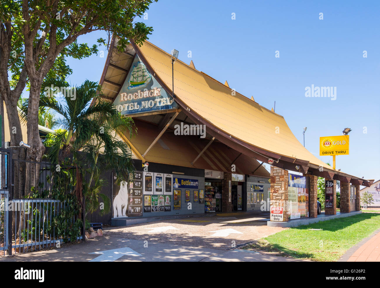 Il distintivo drive-through negozio di bottiglie di Roebuck Bay Hotel Motel, Broome, Kimberley, Australia occidentale Foto Stock