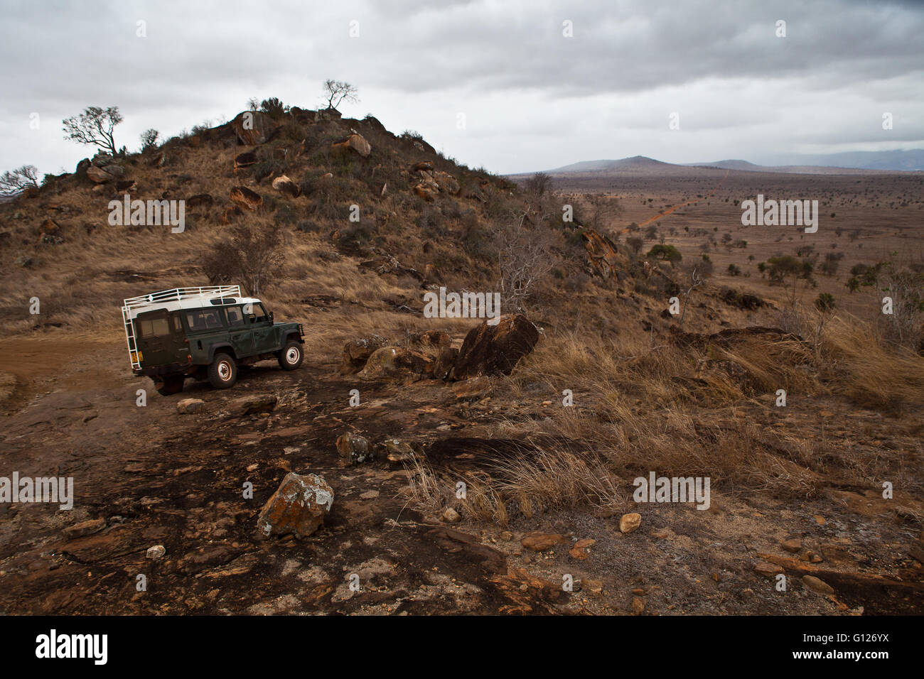 Ampia vista del paesaggio del Lumo Conservancy e un Land Rover Defender Foto Stock