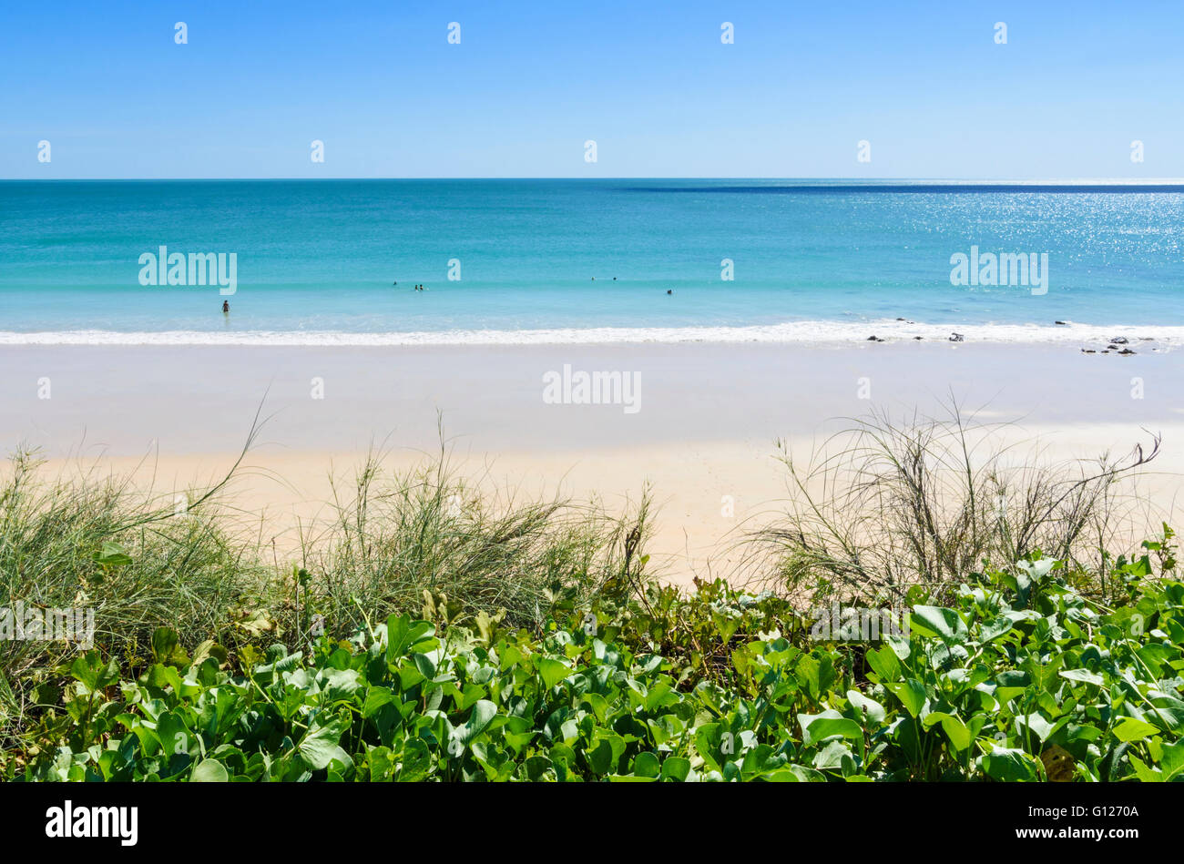 La gente di mare nella pittoresca spiaggia di Cable Beach, Broome, Kimberley, Australia occidentale Foto Stock