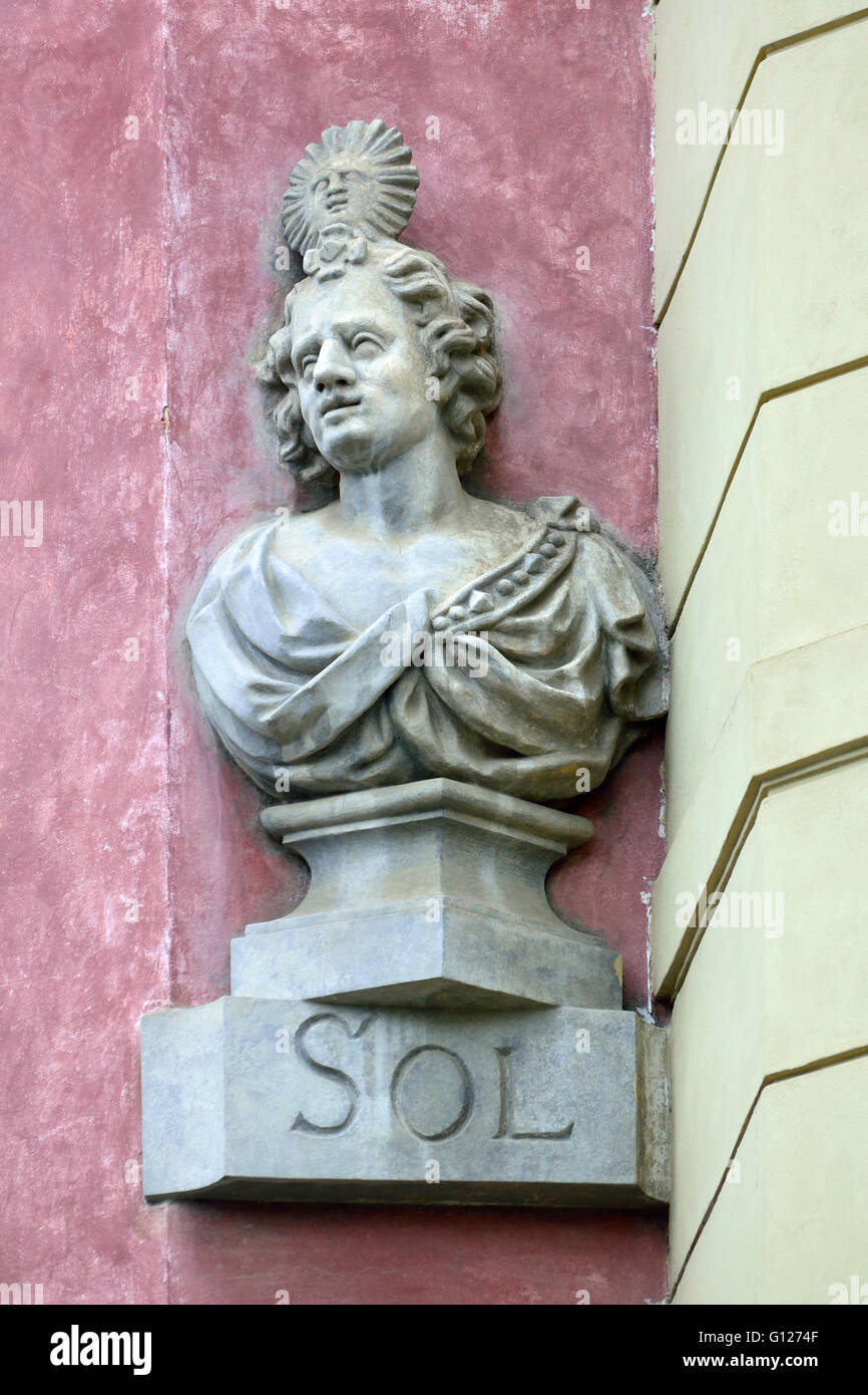 Praga, Repubblica Ceca. Particolare della facciata della casa a Uvoz 160/24 - Dum U kamenného sloupu / Casa presso la colonna di pietra. Busto di Sol Foto Stock