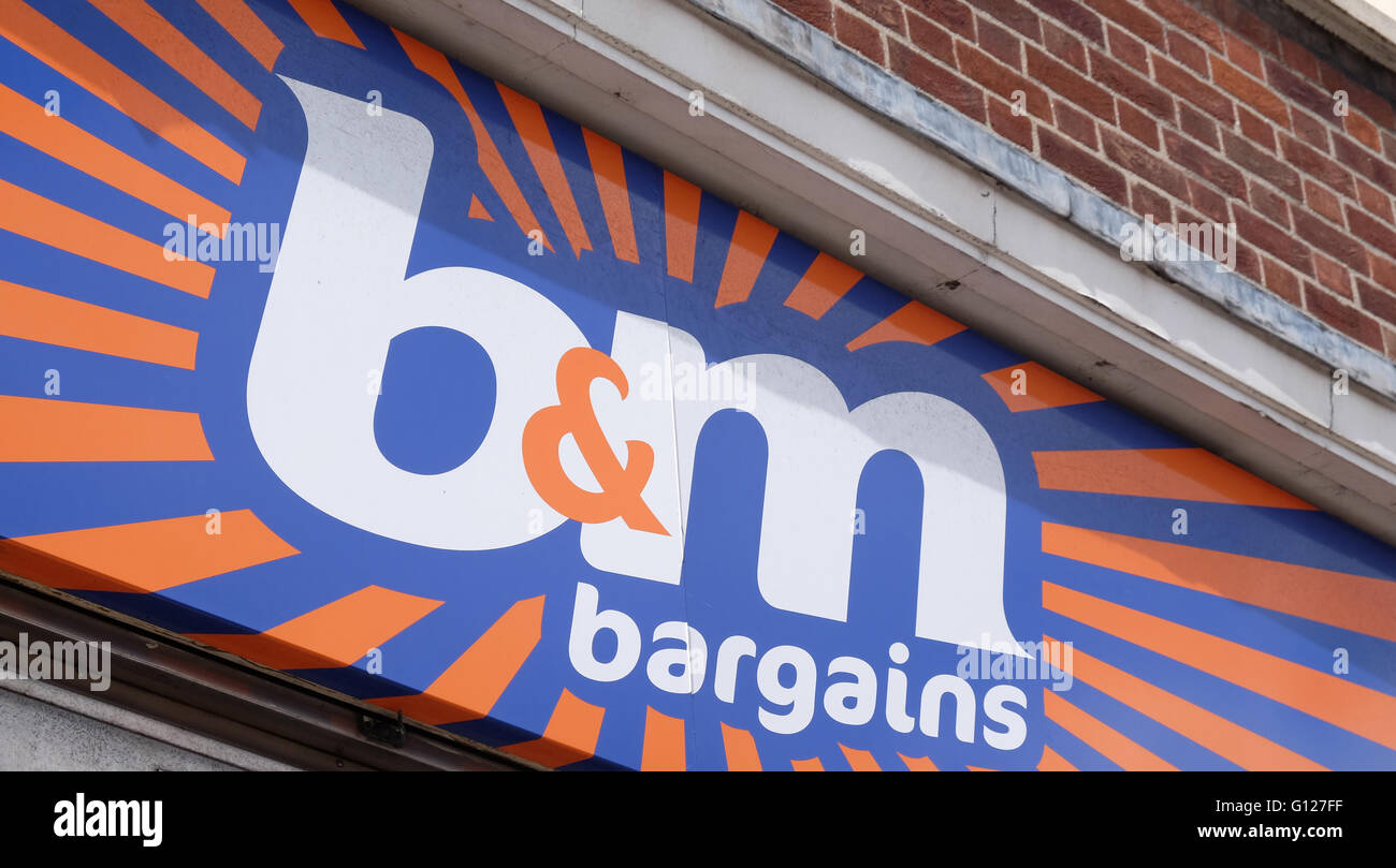 B&m occasioni shop logo, High Street, Grantham, Lincolnshire Foto Stock