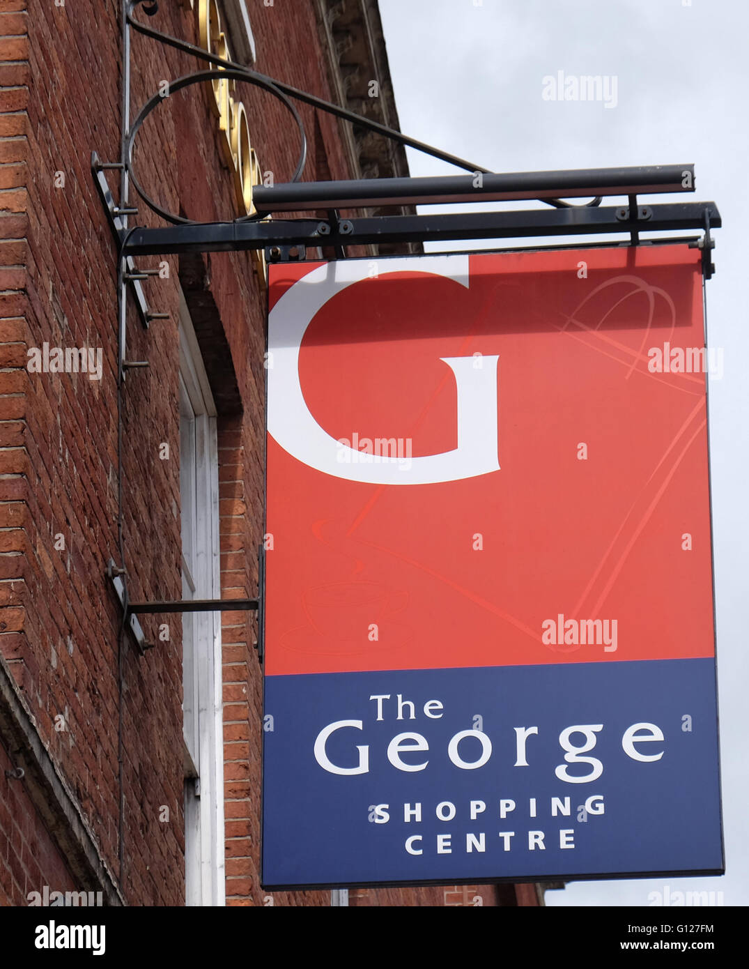 Il George Shopping Center logo in Grantham High Street, Lincolnshire, England Regno Unito Foto Stock