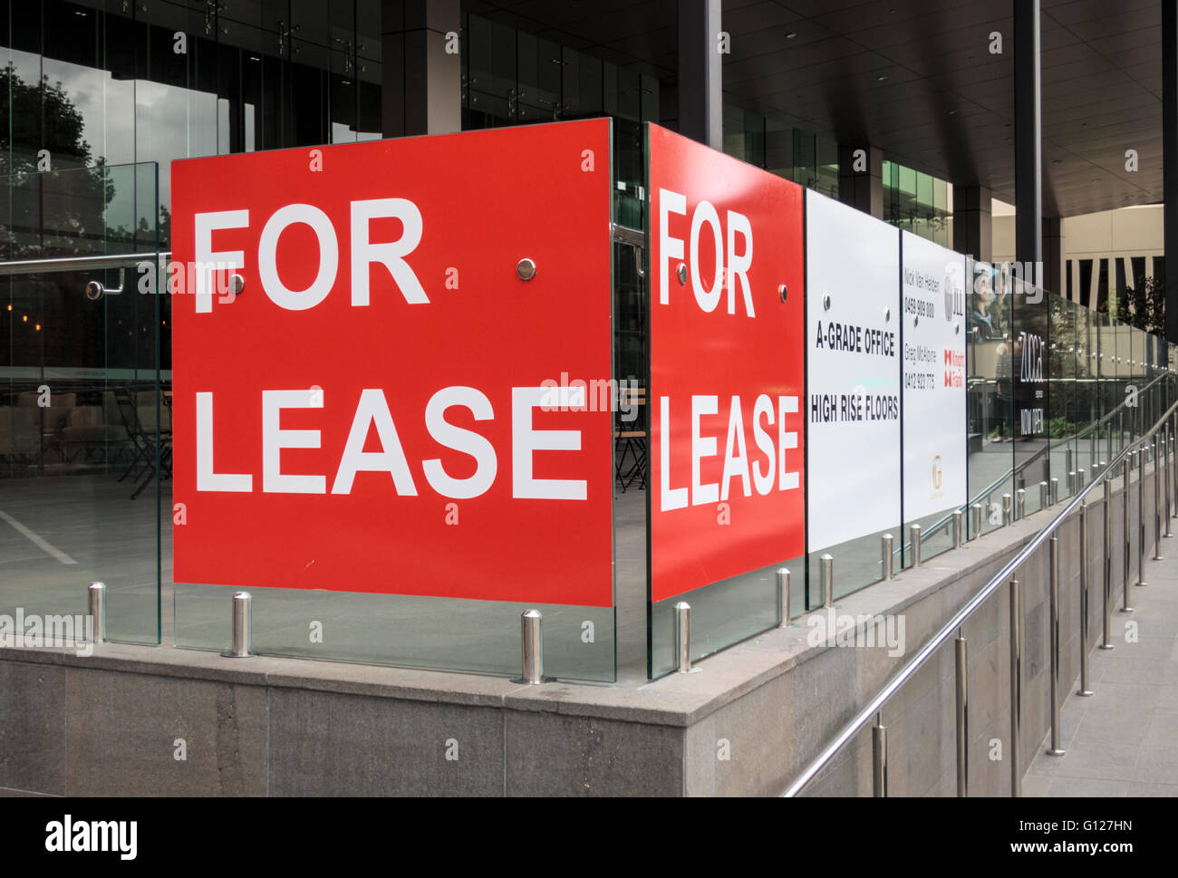 Office space for lease signage post mining boom, un segno comune lungo St Georges Tce nella città di Perth, Western Australia Foto Stock