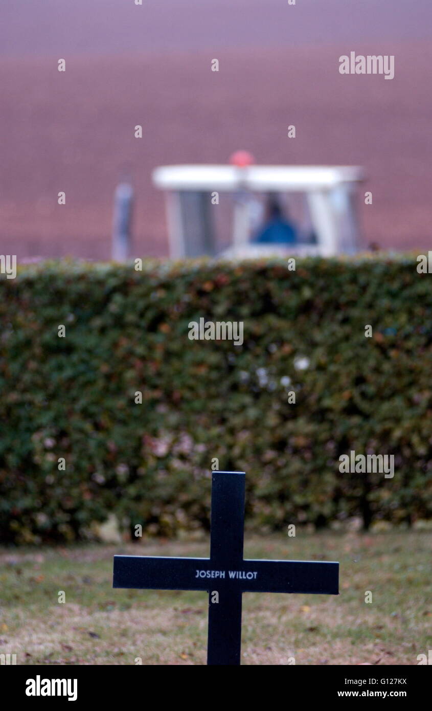 AJAXNETPHOTO. FRICOURT,Francia. - SOMME - PICARDIE - Cimitero tedesco appena al di fuori del villaggio si affaccia su acri di terreni agricoli terreni. Foto:JONATHAN EASTLAND/AJAX REF:D52110/653 Foto Stock