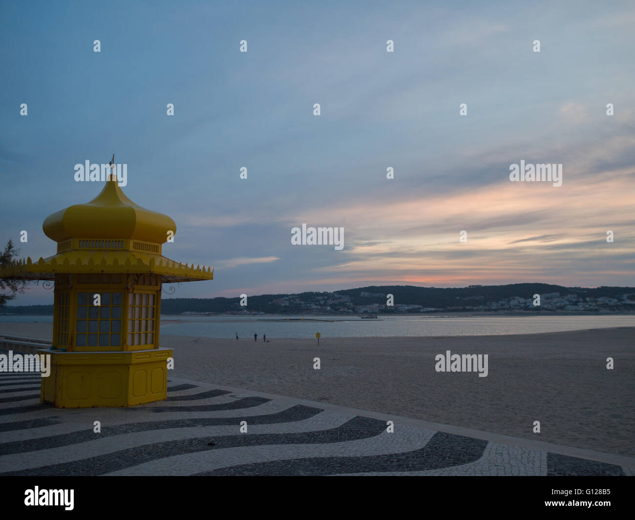 Chiosco giallo da Foz do Arelho spiaggia al tramonto Foto Stock