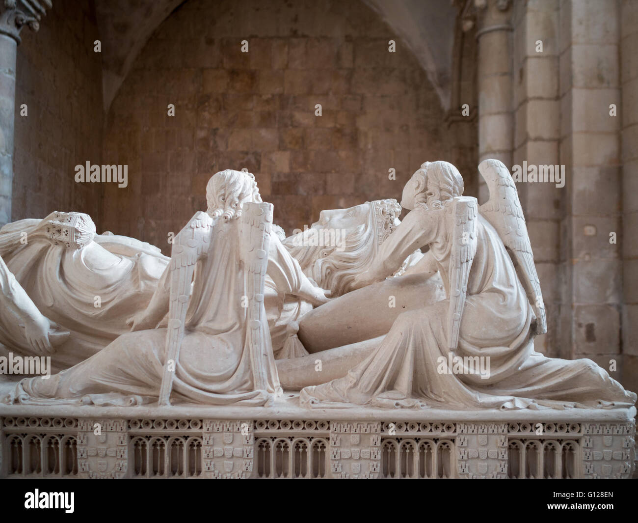 Dettaglio della tomba di Re Pedro I dentro la chiesa del Mosteiro de Santa Maria de Alcobaça Foto Stock