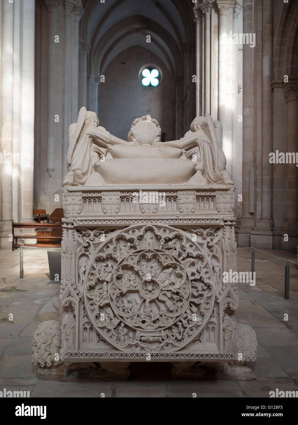 Tomba di Re Pedro I dentro la chiesa del Mosteiro de Santa Maria de Alcobaça Foto Stock