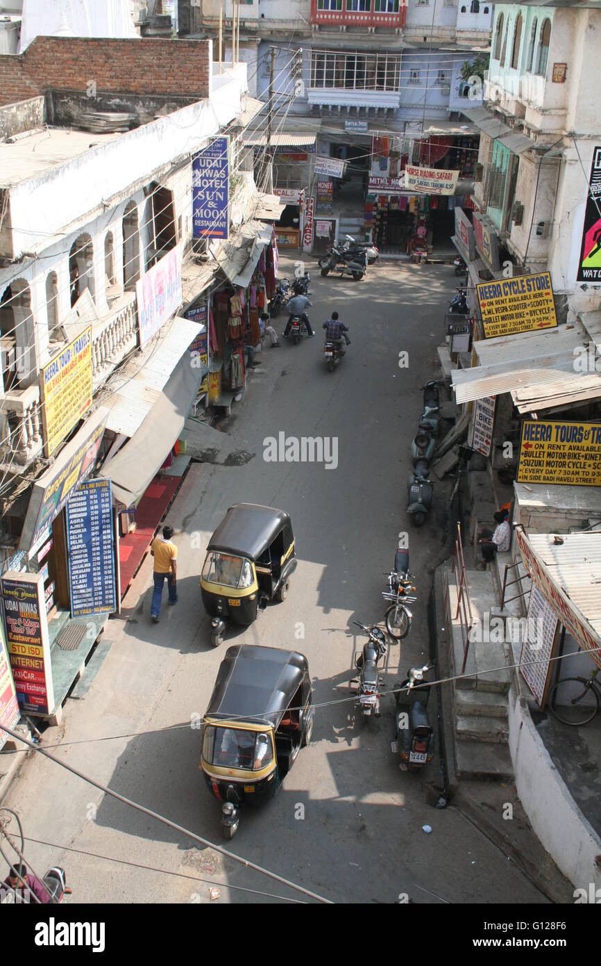 Indian street vista da un tetto, Indian street photography, la vita in India, tuk tuks in India, rickshaw in India Foto Stock