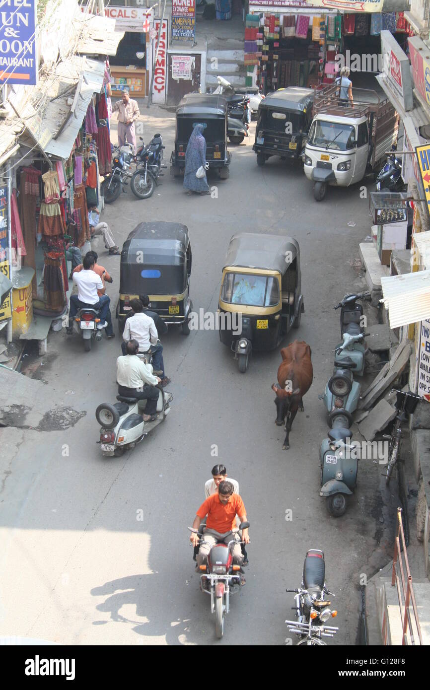 Indian street vista da un tetto, Indian street photography, la vita in India, tuk tuks in India, rickshaw in India Foto Stock