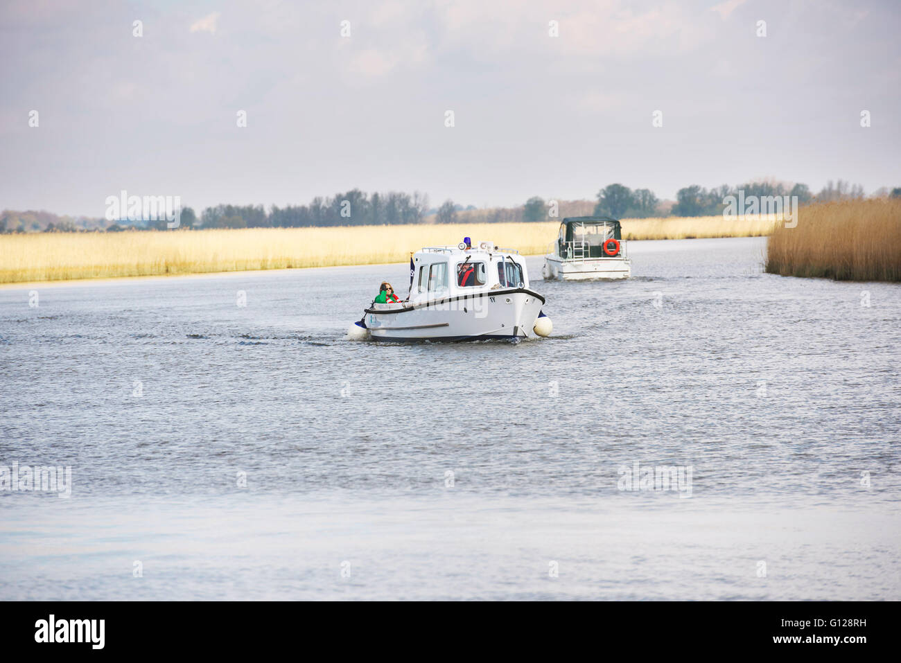 Autorità di Broads National Park Rangers nel loro polizia crociera in barca lungo il fiume chet su Norfolk Broads Foto Stock