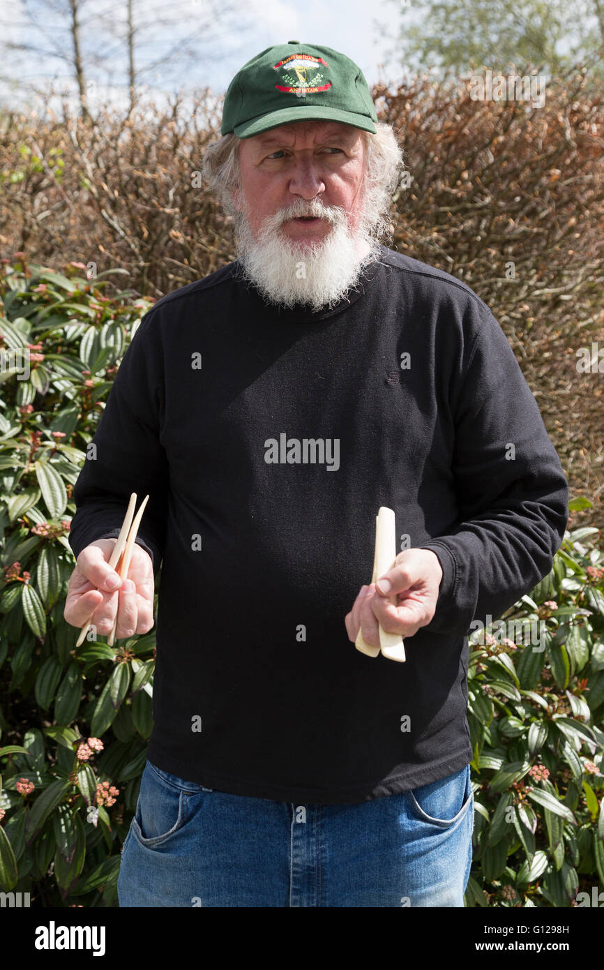 L'uomo la riproduzione musicale di ossa, un vecchio strumento folk Foto Stock