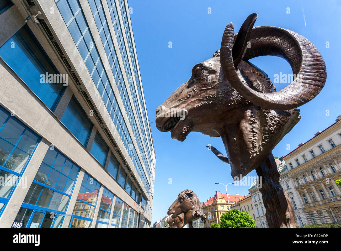 Ai Weiwei arte contemporanea - Zodiac capi davanti alla National Gallery, Holesovice, Praga, Repubblica Ceca, capra Foto Stock