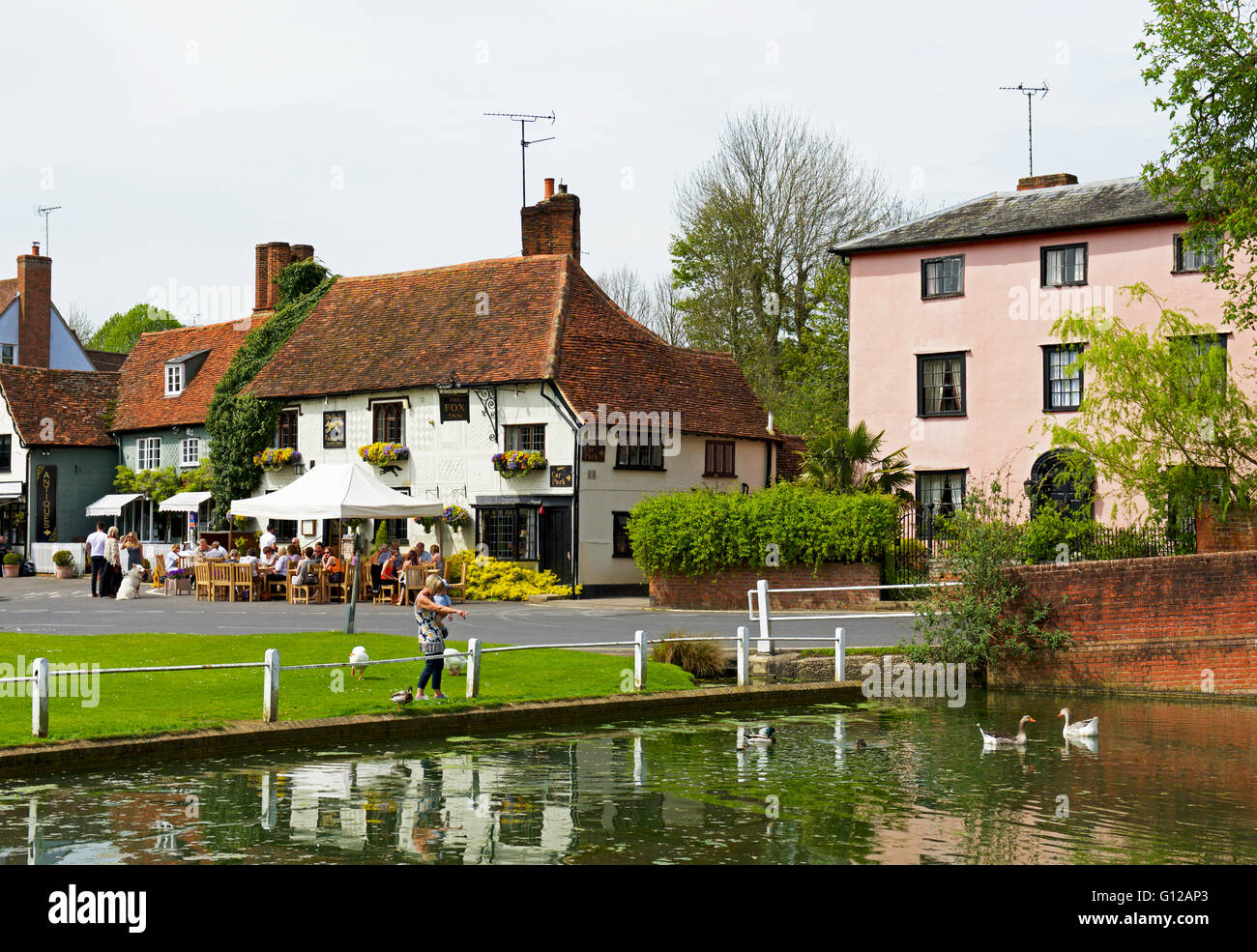 La Fox Inn nel villaggio di Finchingfield, Essex, Inghilterra, Regno Unito Foto Stock