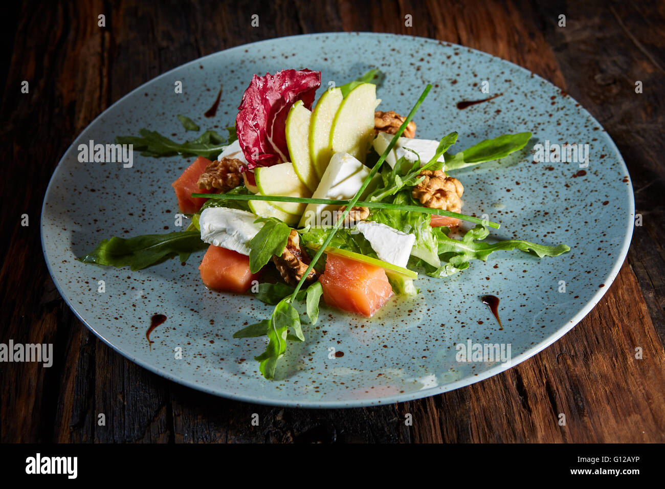 Insalata di salmone yum con mela verde e erbe Verdure Foto Stock