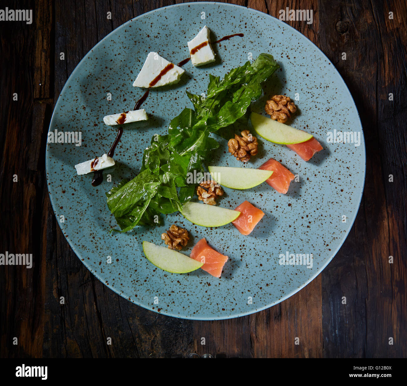 Insalata di salmone yum con mela verde e erbe Verdure Foto Stock