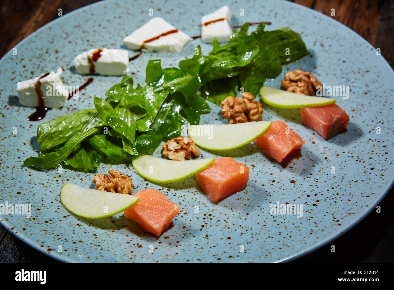 Insalata di salmone yum con mela verde e erbe Verdure Foto Stock