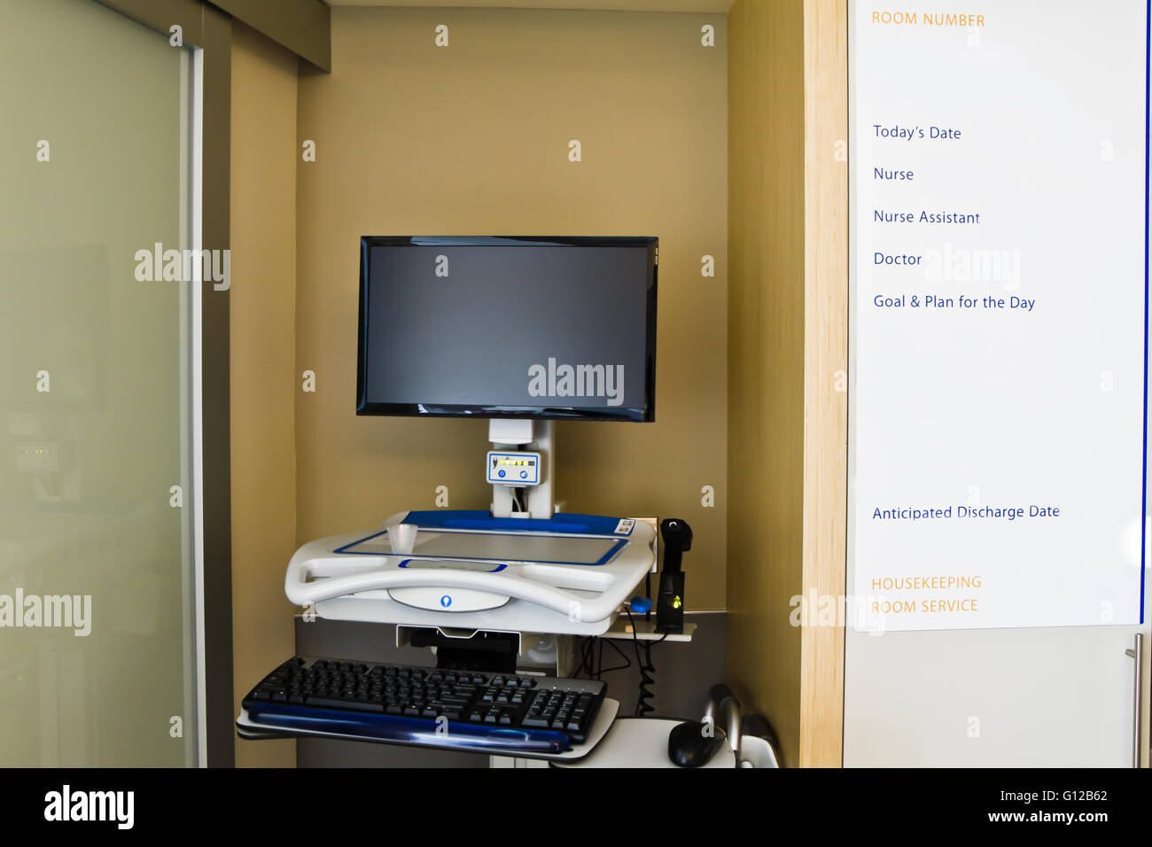Stanza di ospedale i record medici elettronici Computer e lo stato del paziente scheda bianca Foto Stock
